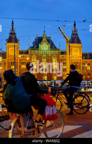 Amsterdam Centraal gotica, rinascimentale architettura revival la stazione ferroviaria di Amsterdam, Paesi Bassi un importante hub da viaggio per la città. Foto Stock