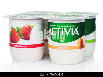LONDON, Regno Unito - 18 agosto 2019: Pack di Activia live in esclusiva a colture di yogurt con albicocca e fragola su sfondo bianco. Prodotto da Danone Foto Stock
