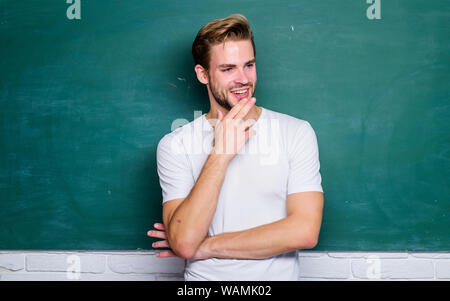 Insegnante altoparlante interessante docente. Si torna a scuola. Insegnamento potrebbe essere più divertente. Maestro di semplificazione. L'uomo insegnante di fronte della lavagna. Vantaggi per i maschi di insegnante elementare sono abbondanti. Foto Stock