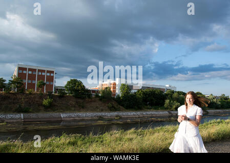 Giovane donna in bianco per esterno Foto Stock