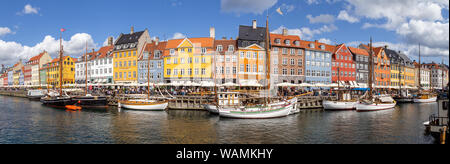 Vista panoramica del famoso quartiere di Nyhavn a Copenaghen, Danimarca Foto Stock