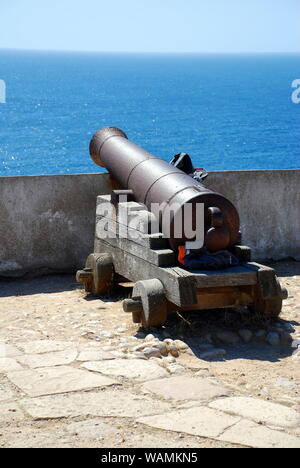 Il cannone all interno della fortezza nel punto di Sagres Portogallo Foto Stock