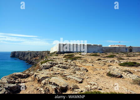 Le scogliere di costa vicino a punto di Sagres in Portogallo Foto Stock