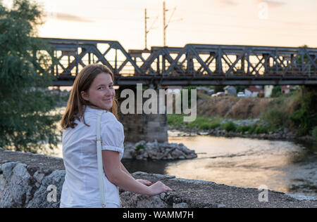 Giovane donna in bianco per esterno Foto Stock