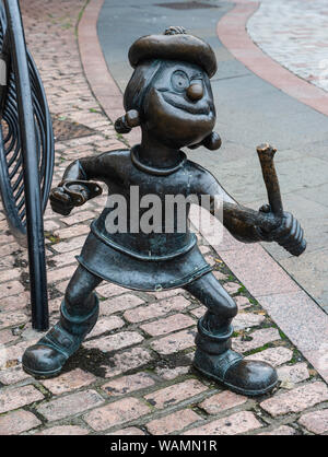 Statua di nel centro città di Dundee di Mini the Minx un famoso personaggio dei cartoni animati nel DC Thomson fumetto l'Beano, Tayside Scozia Scotland Foto Stock