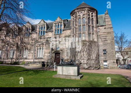 La gioventù con la divisione Apple scultura di Kenny Hunter fuori re il collage, Università di Aberdeen, Old Aberdeen, Aberdeen Scotland, Regno Unito Foto Stock