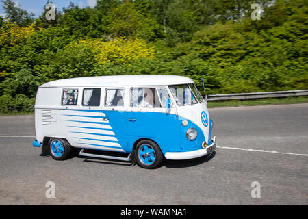 Restaurato anni '1966 60 anni '60, VW Volkswagen Campervan bianco blu, camper VW modificato anni '60, i classici camper splitty VW T2 a schermo diviso raffreddati ad aria al Pendle Power Fest, un classico, veterano e storico salone automobilistico tenutosi a Barrowford, Lancashire, Regno Unito Foto Stock