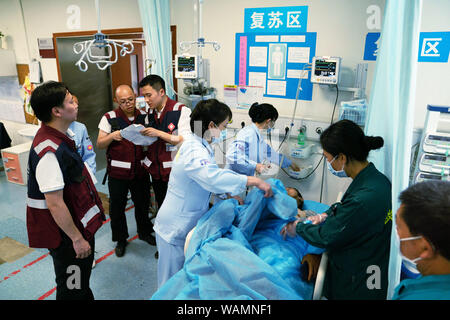 (190821) -- CHENGDU, Agosto 21, 2019 (Xinhua) -- Un pesantemente uomo ferito trasportato in elicottero riceve cure mediche a ovest della Cina Ospedale del Sichuan University di Chengdu, a sud-ovest della Cina di provincia di Sichuan, Agosto 21, 2019. Otto persone sono morte e 26 è rimasto mancanti dopo acquazzoni pesanti martedì martoriata Aba tibetana e Qiang prefettura autonoma, a sud-ovest della Cina di provincia di Sichuan, autorità locali ha detto Mercoledì. Alle ore 12.00 di mercoledì, la pioggia-innescato le catastrofi aveva lasciato sei persone ferite, di cui tre con lesioni gravi e più di centomila persone hanno bisogno di essere evac Foto Stock