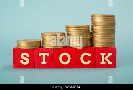 Il mercato azionario situazione concetto con moneta in oro stack grafico Foto Stock