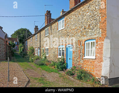 Una fila di vecchi Fisherman's Cottage a east end di pozzetti-next-il-Mare, Norfolk, Inghilterra, Regno Unito, Europa. Foto Stock