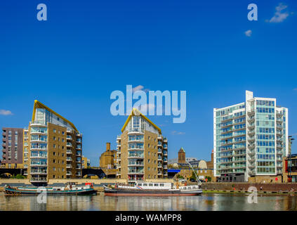 Inghilterra, Regno Unito, settembre 2018, edifici residenziali costruiti intorno al bacino Limehouse Marina a gentrified area di East London Foto Stock