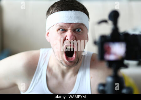 Urlando uomo Sport Registrazione video su videocamera Foto Stock