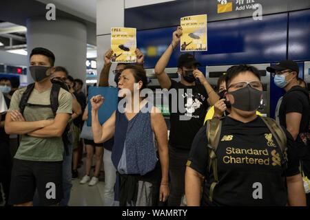 Yuen Long, Regione amministrativa speciale di Hong Kong 21 Ago, 2019. Pro democrazia manifestanti stadio a sedersi a Hong Kong di Yuen Long alla stazione MTR, il sito di un attacco da parte di pro grovernment camicia bianca teppisti un mese prima. Credito: Adryel Talamantes/ZUMA filo/Alamy Live News Foto Stock
