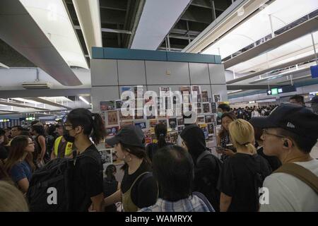 Yuen Long, Regione amministrativa speciale di Hong Kong 21 Ago, 2019. Pro democrazia manifestanti stadio a sedersi a Hong Kong di Yuen Long alla stazione MTR, il sito di un attacco da parte di pro grovernment camicia bianca teppisti un mese prima. Credito: Adryel Talamantes/ZUMA filo/Alamy Live News Foto Stock