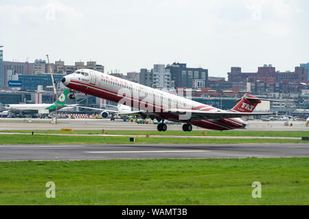 TAIPEI, Taiwan - 19 Maggio 2019: Far Eastern Trasporti Aerei (FAT) McDonnell Douglas MD-83 decolla da Taipei Songshan Aeroporto di Taipei, Taiwan. Foto Stock