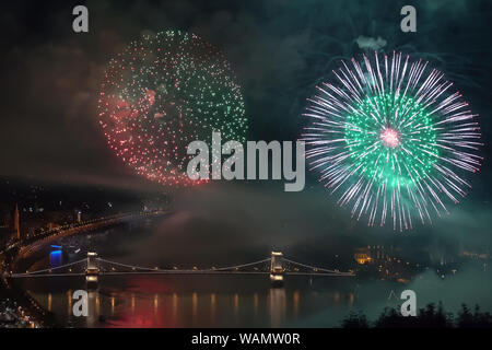 Budapest. 20 agosto 2019. Fuochi d'artificio sono visto oltre il fiume Danubio per celebrare nazionale ungherese di vacanza a Budapest, Ungheria sul 20 agosto, 2019. Credito: Attila Volgyi/Xinhua Foto Stock