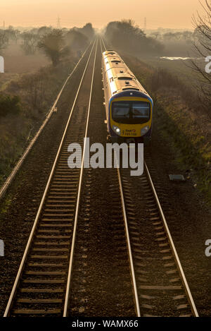 La prima classe di rampa 185 diesel multiple unit treno DMU en route da Liverpool a Scarborough in una nebbiosa sera. Foto Stock