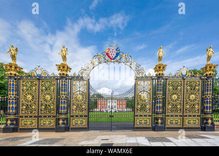 Il rinnovato nel Giugno 2019 Golden Gates di Warrington town hall. Il Victorian cancelli erano originariamente destinati alla regina Victoria a Sandringham. Foto Stock