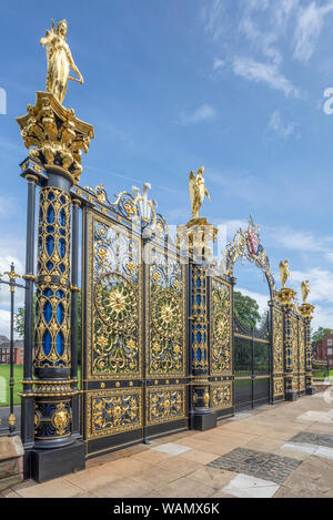 Il rinnovato nel Giugno 2019 Golden Gates di Warrington town hall. Il Victorian cancelli erano originariamente destinati alla regina Victoria a Sandringham. Foto Stock