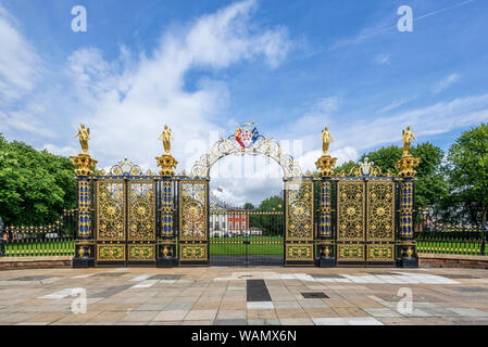 Il rinnovato nel Giugno 2019 Golden Gates di Warrington town hall. Il Victorian cancelli erano originariamente destinati alla regina Victoria a Sandringham. Foto Stock