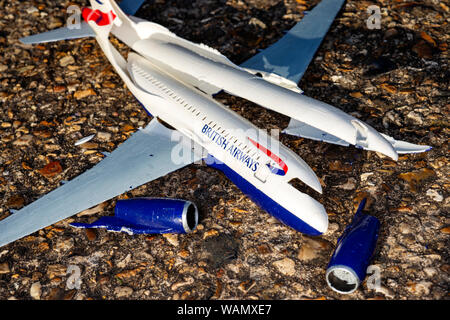 Plastica danneggiato aereo modello Foto Stock