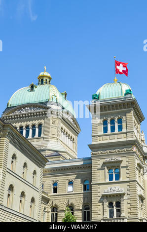 Bern, Svizzera - 14 agosto 2019: l'edificio del Parlamento. La sede del Parlamento svizzero. Il governo federale svizzero ha sede. Il Consiglio Nazionale e il Consiglio degli Stati si è posto per le sessioni. Foto Stock