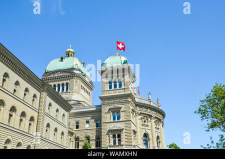 Bern, Svizzera - 14 agosto 2019: l'edificio del Parlamento. La sede del Parlamento svizzero. Il governo federale svizzero ha sede. Il Consiglio Nazionale e il Consiglio degli Stati si è posto per le sessioni. Foto Stock