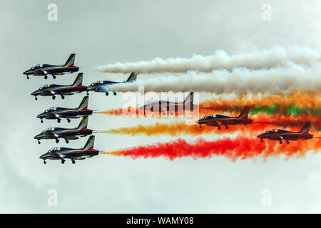 Frecce Tricolori, Aermacchi MB-339, squadra dimostrativa acrobatica dell'Aeronautica militare con nove aerei colorati Foto Stock