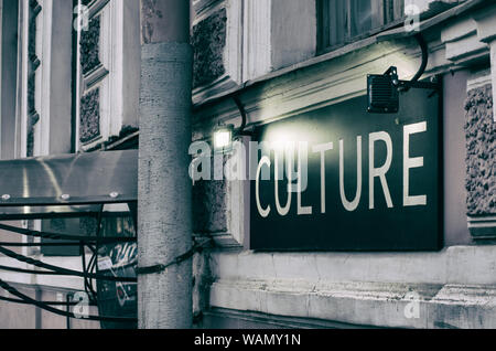 Cartello con la scritta "cultura" non è un marchio sulla facciata del palazzo di San Pietroburgo Foto Stock