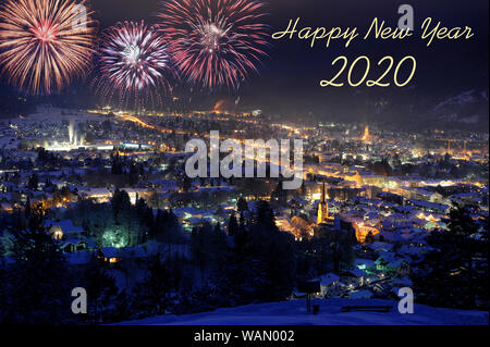 Felice anno nuovo 2020 con fuochi d'artificio sulla città Garmisch-Partenkirchen Foto Stock