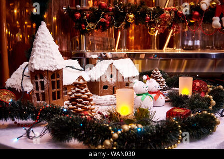 Le decorazioni di Natale e gingerbread cookies sul tavolo. Foto Stock