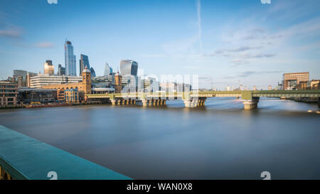 Londra, Regno Unito. Il 20 agosto 2019. La città di Londra come si vede dalla Southwark Bridge. Credito: Stephen Chung / Alamy Foto Stock