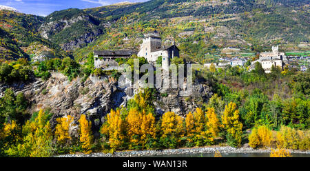 Imponenti montagne delle Alpi paesaggio, bella valle di castelli e vigneti - Valle d'Aosta in Italia settentrionale Foto Stock