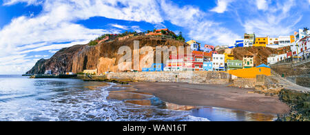 Bella Puerto de Sardina village,vista con le tradizionali case colorate e mare,Gran Canaria,Spagna. Foto Stock