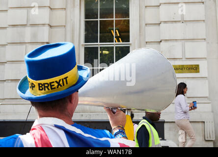 Londra, Regno Unito. 21 Agosto, 2019. Steve Bray continua la sua campagna per fermare Brexit al di fuori dell'Ufficio di Gabinetto di Westminster. Credito: Thomas Bowles/Alamy Live News Foto Stock