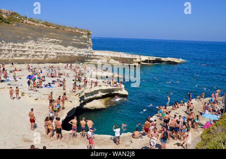 Nuotatori e subacquei presso il St Peters pool di malta Foto Stock