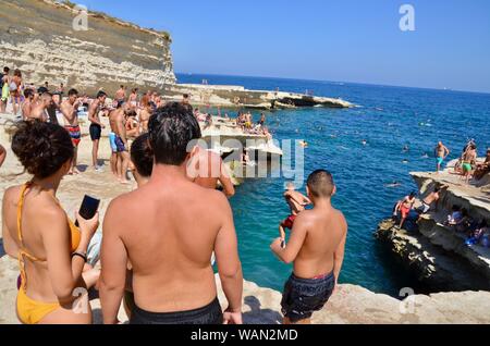 Nuotatori e subacquei presso il St Peters pool di malta Foto Stock