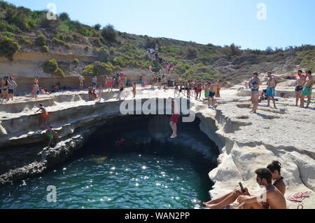 Nuotatori e subacquei presso il St Peters pool di malta Foto Stock