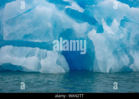 Blu ghiaccio del ghiacciaio Dahlbreen sulle Svalbard o Spitsbergen, Europa Foto Stock