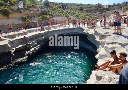 Nuotatori e subacquei presso il St Peters pool di malta Foto Stock