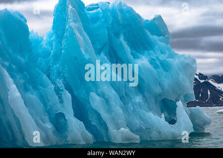 Blu ghiaccio del ghiacciaio Dahlbreen sulle Svalbard o Spitsbergen, Europa Foto Stock