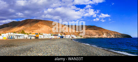 Scenario di isola di Fuerteventura - tradizionale villaggio di pescatori e la spiaggia di sabbia nera. Isole Canarie Foto Stock