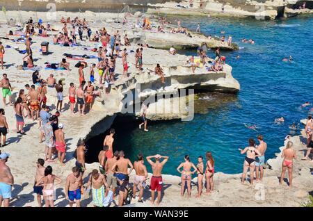 Nuotatori e subacquei presso il St Peters pool di malta Foto Stock