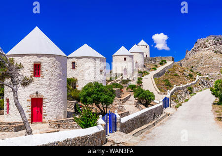 Meravigliosa isola di Leros, paesaggi con mulini a vento tradizionali.Dodecaneso, Grecia Foto Stock