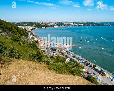 Swansea Bay vista dall'alto di Knab Rock, guardando a nord verso Mumbles e Oystermouth Castle. Mumbles Raft Race. Galles, Regno Unito. Foto Stock