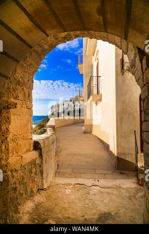 Vacanze italiane, bella città costiera in Puglia - Vieste Foto Stock