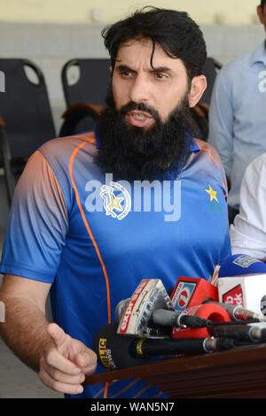 Il Pakistan Cricket Camp Comandante ed ex capitano nazionale squadra di cricket Misbah ul Haq indirizzi media a Lahore, il 21 agosto 2019. Il Pakistan Cricket Board (PCB) giovedì nominati ex capitano Misbah-Ul-Haq come comandante di camp in occasione di un prossimo 17-day camp di condizionamento per il Pakistan il cricketers proveniente dal circuito stampato dà luogo a speculazioni di lui sostituzione Mickey Arthur come allenatore del Pakistan di cricket. Misbah con l aiuto della nazionale di Cricket Academy coaching personale, presiederà una fisicamente faticoso camp volti a condizionata del paese Un-lista il cricketers davanti a Foto Stock