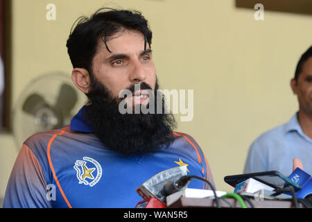 Il Pakistan Cricket Camp Comandante ed ex capitano nazionale squadra di cricket Misbah ul Haq indirizzi media a Lahore, il 21 agosto 2019. Il Pakistan Cricket Board (PCB) giovedì nominati ex capitano Misbah-Ul-Haq come comandante di camp in occasione di un prossimo 17-day camp di condizionamento per il Pakistan il cricketers proveniente dal circuito stampato dà luogo a speculazioni di lui sostituzione Mickey Arthur come allenatore del Pakistan di cricket. Misbah con l aiuto della nazionale di Cricket Academy coaching personale, presiederà una fisicamente faticoso camp volti a condizionata del paese Un-lista il cricketers davanti a Foto Stock