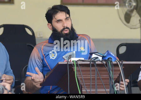 Il Pakistan Cricket Camp Comandante ed ex capitano nazionale squadra di cricket Misbah ul Haq indirizzi media a Lahore, il 21 agosto 2019. Il Pakistan Cricket Board (PCB) giovedì nominati ex capitano Misbah-Ul-Haq come comandante di camp in occasione di un prossimo 17-day camp di condizionamento per il Pakistan il cricketers proveniente dal circuito stampato dà luogo a speculazioni di lui sostituzione Mickey Arthur come allenatore del Pakistan di cricket. Misbah con l aiuto della nazionale di Cricket Academy coaching personale, presiederà una fisicamente faticoso camp volti a condizionata del paese Un-lista il cricketers davanti a Foto Stock