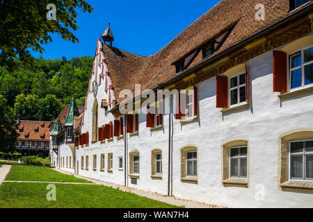 Germania, storico sulle pareti esterne del monastero tedesco chiamato blaubeuren abbazia nel villaggio accanto al popolare destinazione turistica di blautopf fonte Foto Stock